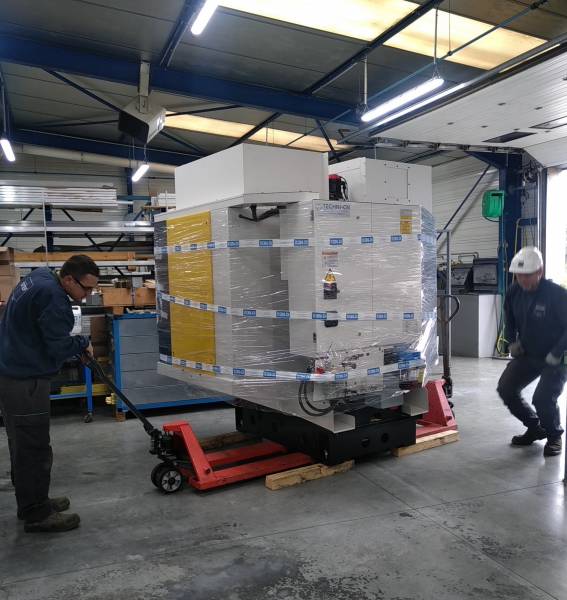 Livraison d'un nouveau Fanuc Robodrill D21LiB5 pour usinage de pièces en série en aluminium laiton plastique inox chez serelec-usinage.fr