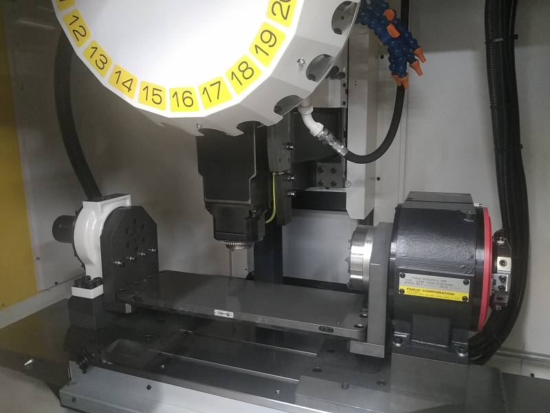 Fanuc Robodrill D21LiB5 équipé d'une table rotative 4 axes DDRiA chez Serelec usinage en série